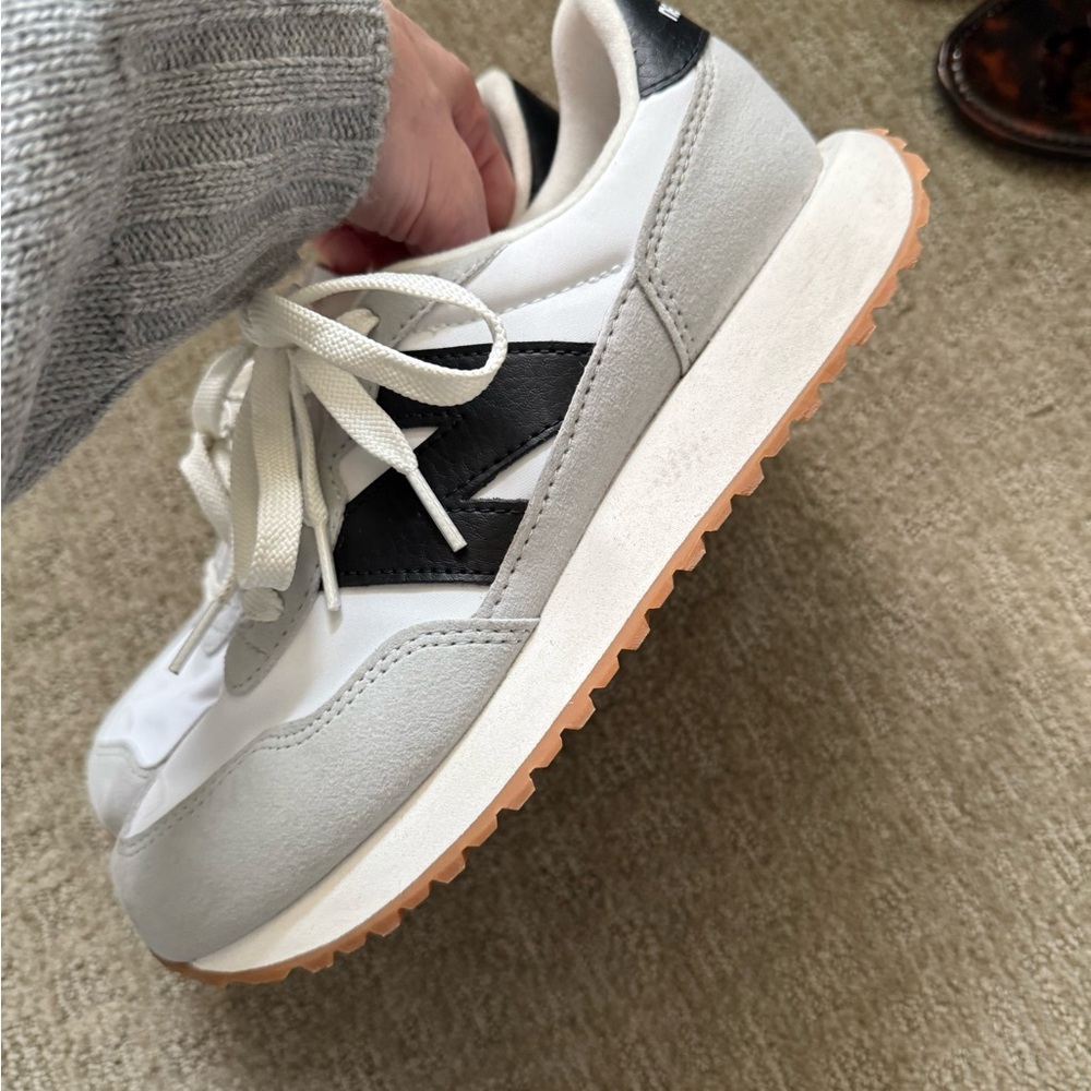 NEW BALANCE 237 black and white